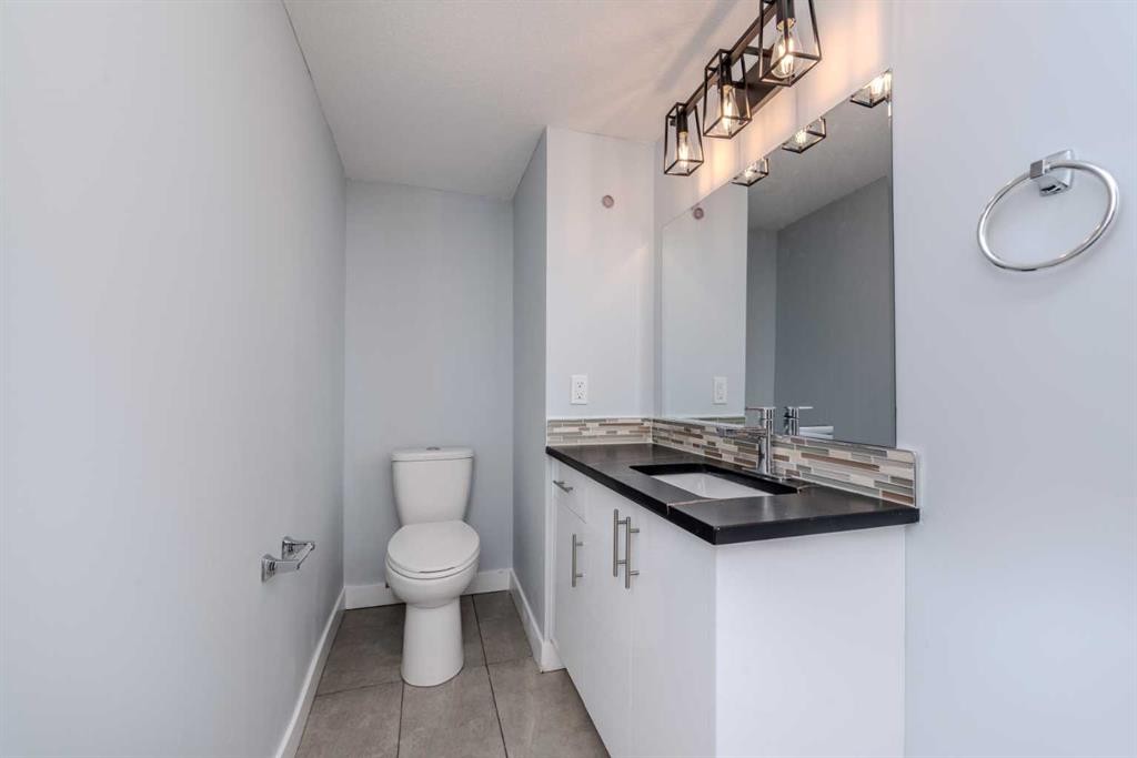 5655 Dalhousie Drive Nw, Calgary, AB - Indoor Photo Showing Bathroom