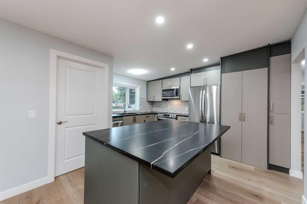 5655 Dalhousie Drive Nw, Calgary, AB - Indoor Photo Showing Kitchen