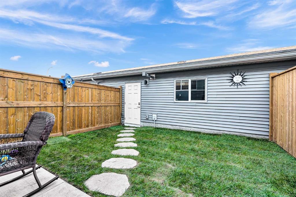 7 Emberside Park, Cochrane, AB - Outdoor