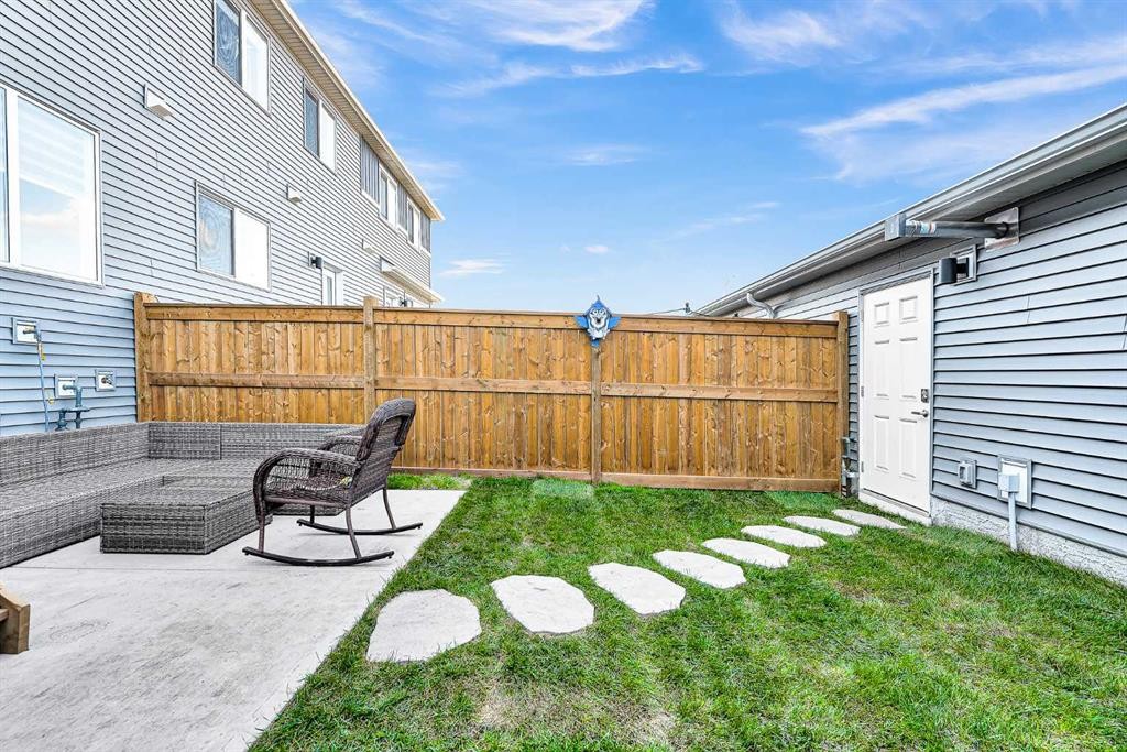 7 Emberside Park, Cochrane, AB - Outdoor