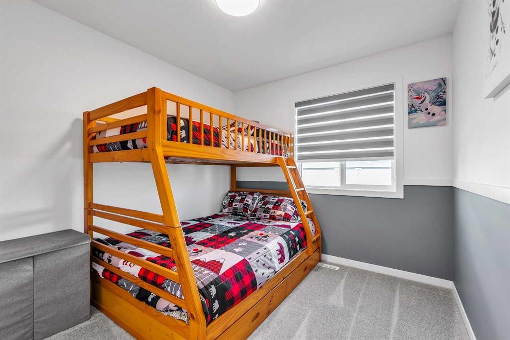 7 Emberside Park, Cochrane, AB - Indoor Photo Showing Bedroom