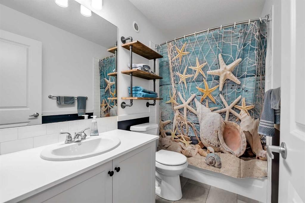 7 Emberside Park, Cochrane, AB - Indoor Photo Showing Bathroom