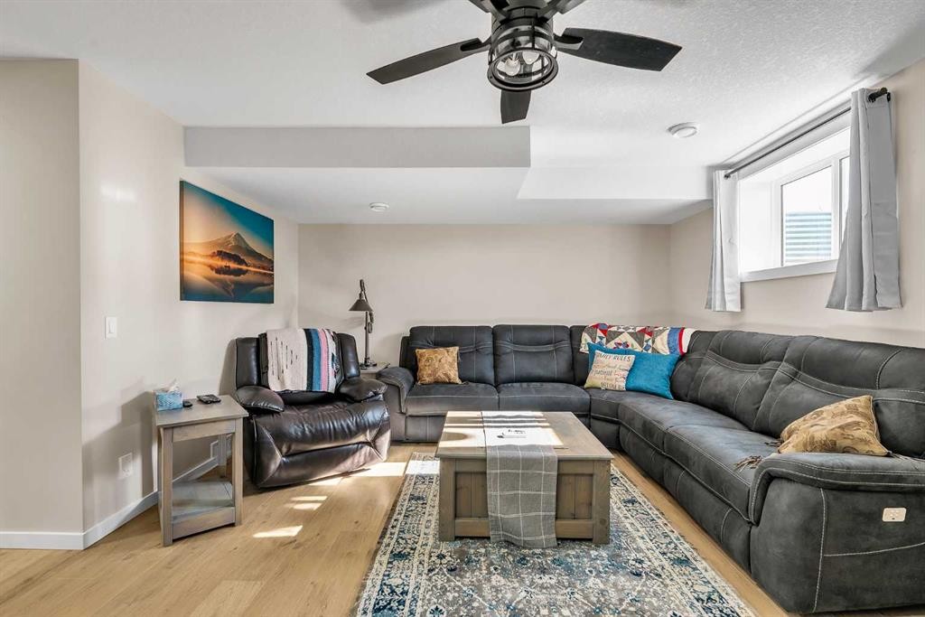 7 Emberside Park, Cochrane, AB - Indoor Photo Showing Living Room