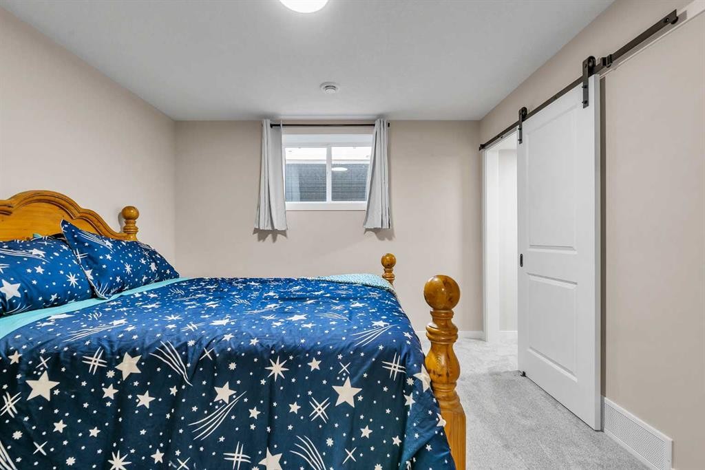 7 Emberside Park, Cochrane, AB - Indoor Photo Showing Bedroom