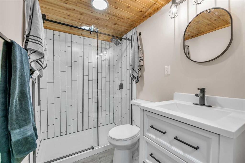 7 Emberside Park, Cochrane, AB - Indoor Photo Showing Bathroom