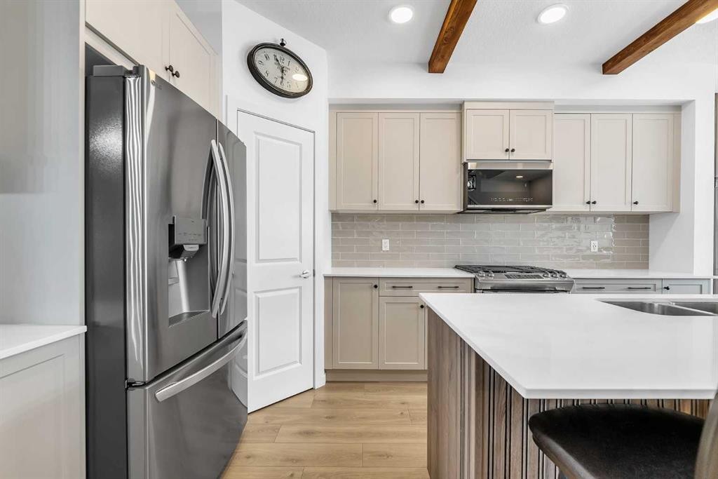 7 Emberside Park, Cochrane, AB - Indoor Photo Showing Kitchen With Upgraded Kitchen