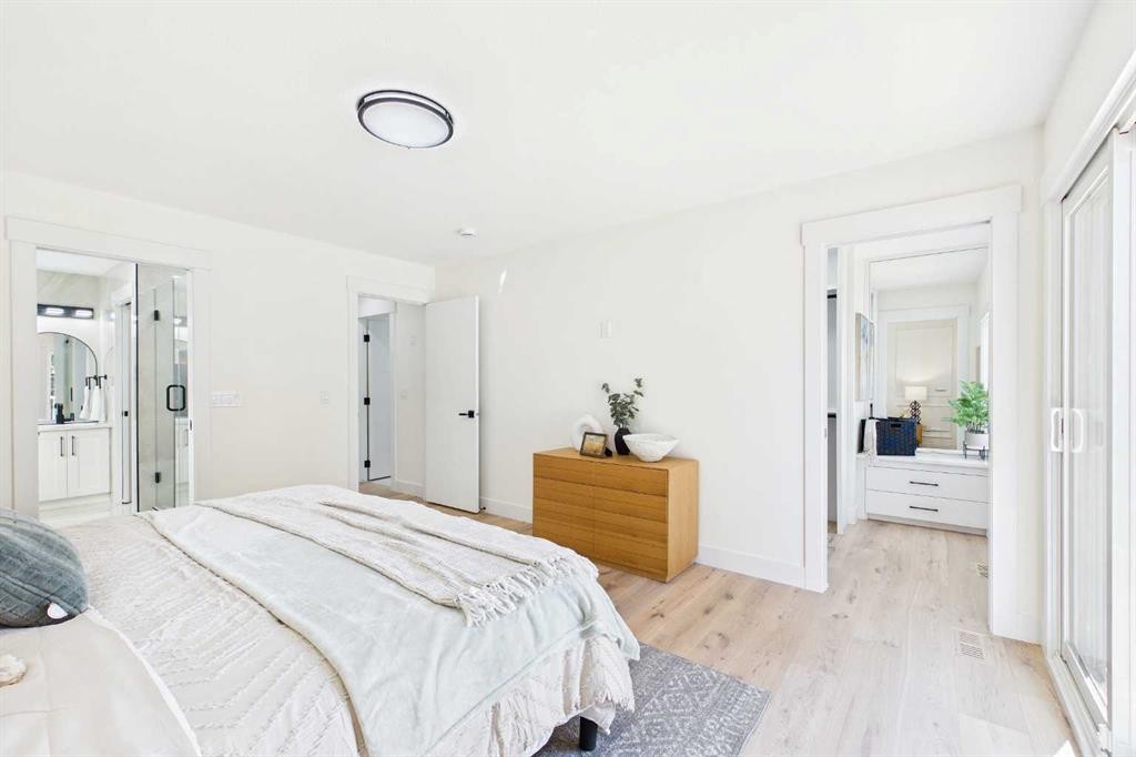 16 Edcath Mews Nw, Calgary, AB - Indoor Photo Showing Bedroom
