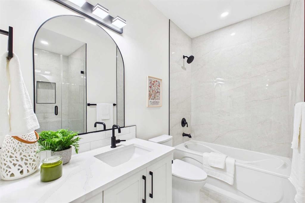 16 Edcath Mews Nw, Calgary, AB - Indoor Photo Showing Bathroom
