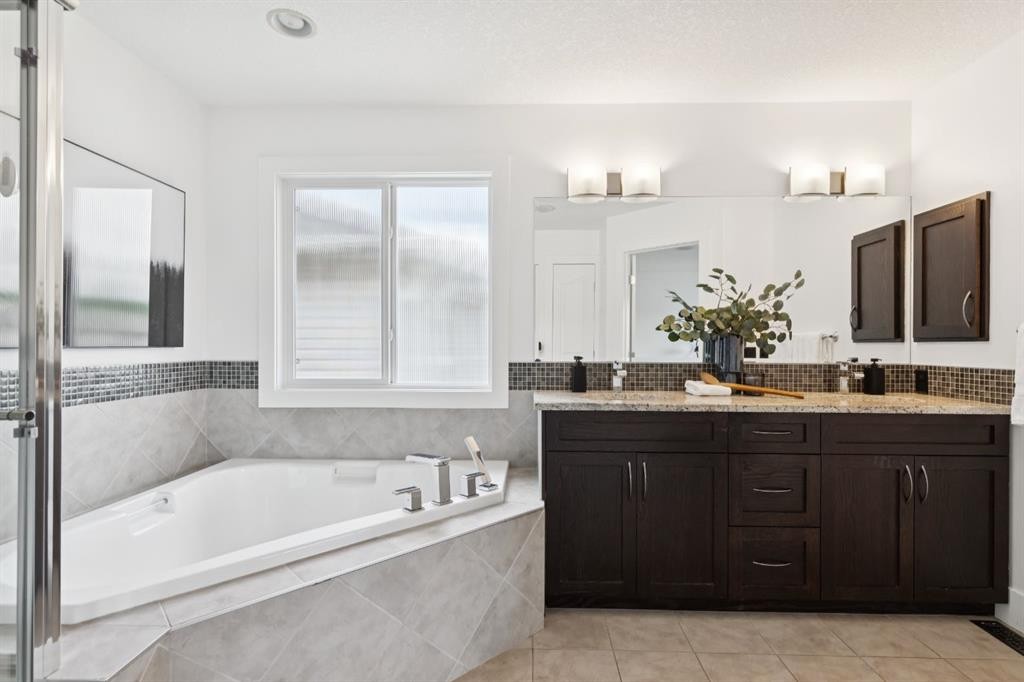 40 Val Gardena Court Sw, Calgary, AB - Indoor Photo Showing Bathroom