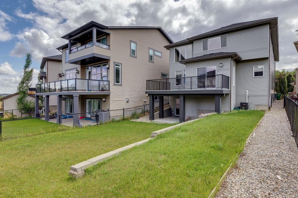 40 Val Gardena Court Sw, Calgary, AB - Outdoor