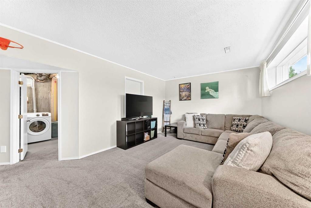 4 Marbrooke Circle Ne, Calgary, AB - Indoor Photo Showing Living Room