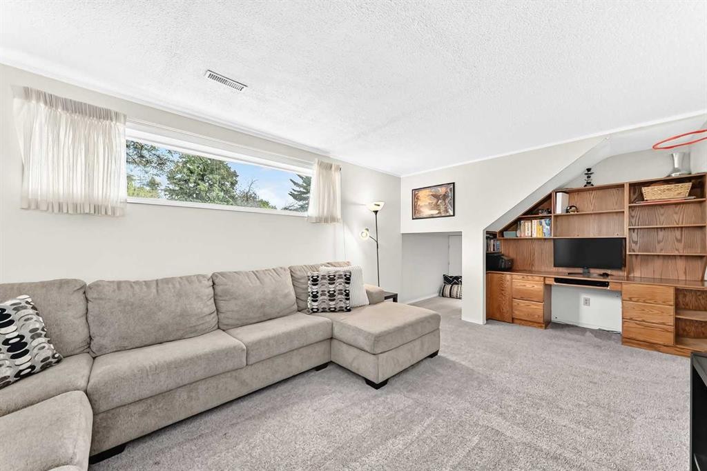 4 Marbrooke Circle Ne, Calgary, AB - Indoor Photo Showing Living Room