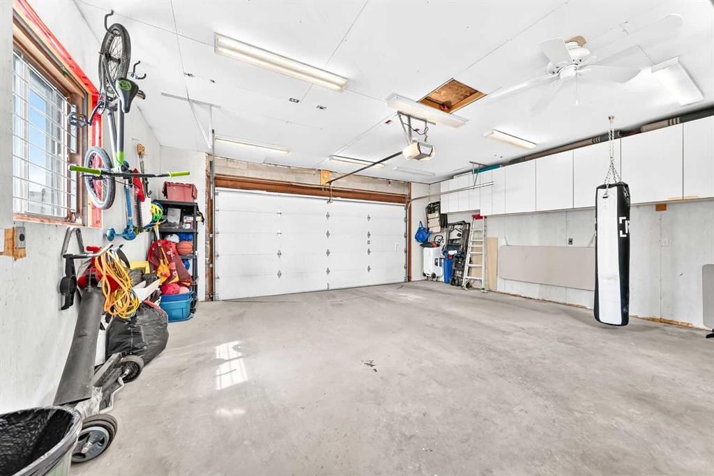 4 Marbrooke Circle Ne, Calgary, AB - Indoor Photo Showing Garage