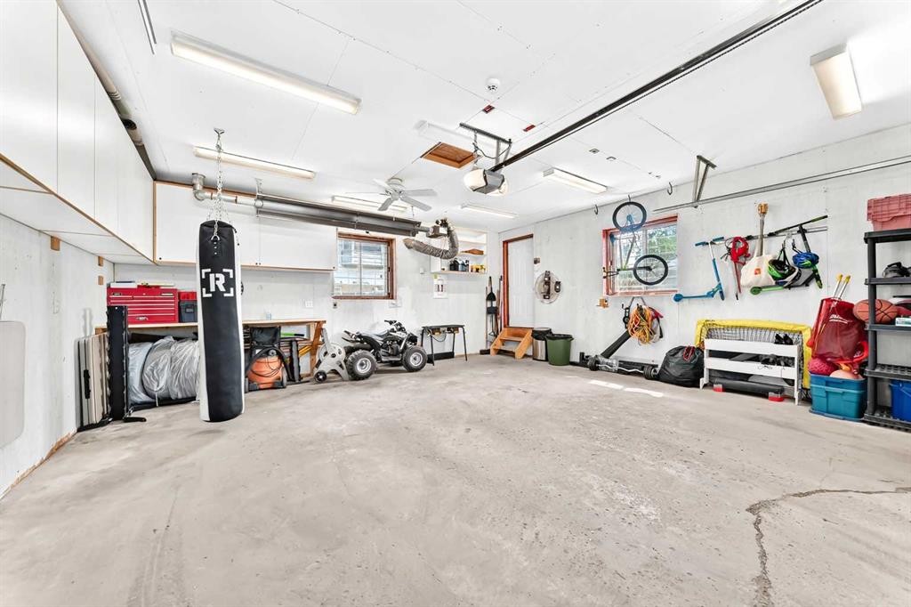 4 Marbrooke Circle Ne, Calgary, AB - Indoor Photo Showing Garage