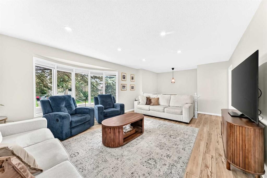 4 Marbrooke Circle Ne, Calgary, AB - Indoor Photo Showing Living Room