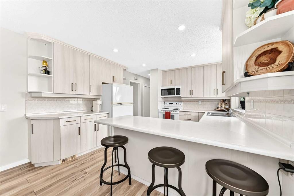 4 Marbrooke Circle Ne, Calgary, AB - Indoor Photo Showing Kitchen With Double Sink With Upgraded Kitchen