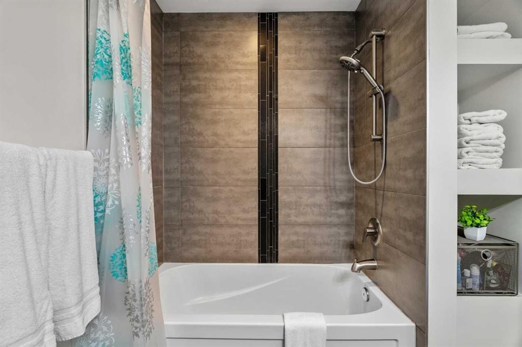173 Windstone Link Sw, Airdrie, AB - Indoor Photo Showing Bathroom