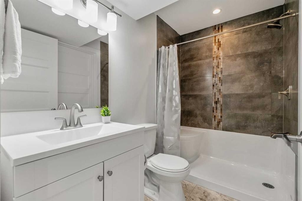 173 Windstone Link Sw, Airdrie, AB - Indoor Photo Showing Bathroom