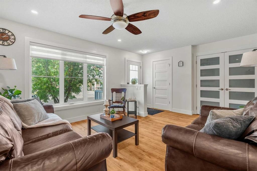 173 Windstone Link Sw, Airdrie, AB - Indoor Photo Showing Living Room