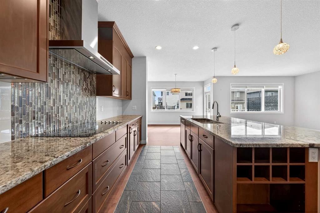 38 Evansfield Terrace Nw, Calgary, AB - Indoor Photo Showing Kitchen With Upgraded Kitchen