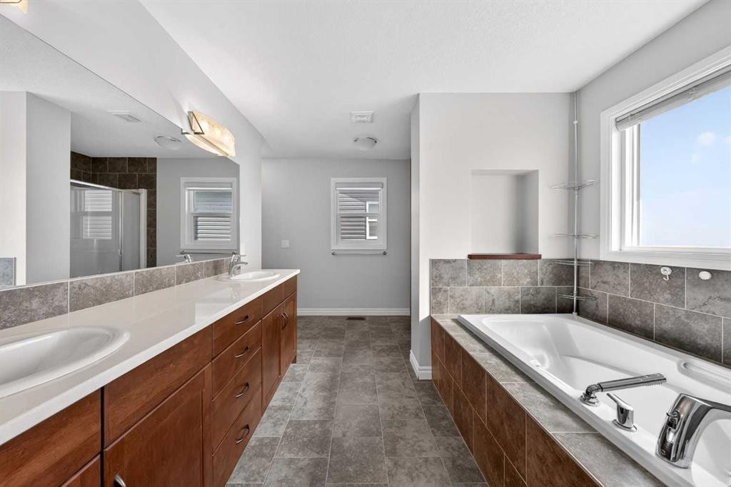 38 Evansfield Terrace Nw, Calgary, AB - Indoor Photo Showing Bathroom