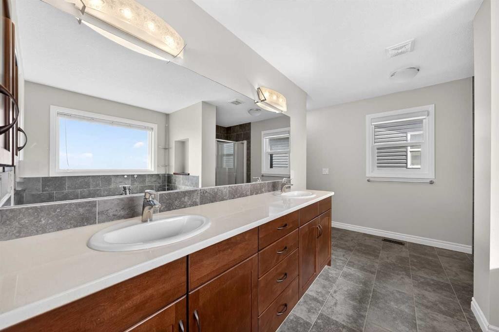 38 Evansfield Terrace Nw, Calgary, AB - Indoor Photo Showing Bathroom
