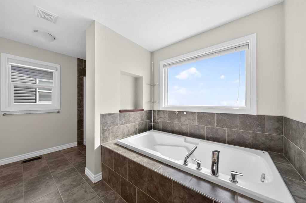 38 Evansfield Terrace Nw, Calgary, AB - Indoor Photo Showing Bathroom