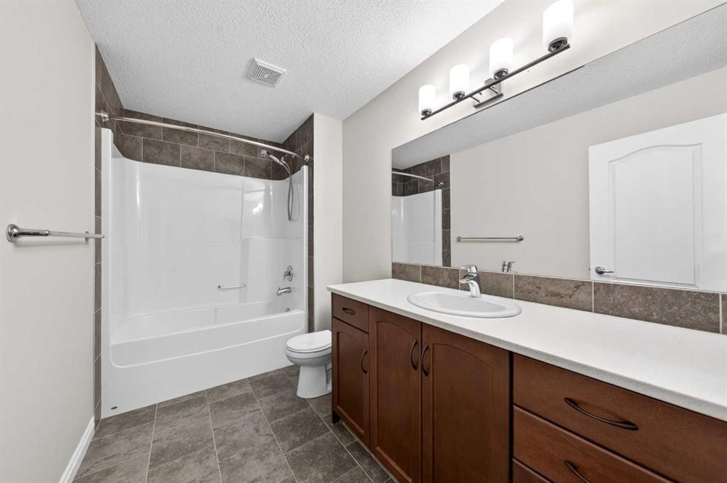 38 Evansfield Terrace Nw, Calgary, AB - Indoor Photo Showing Bathroom