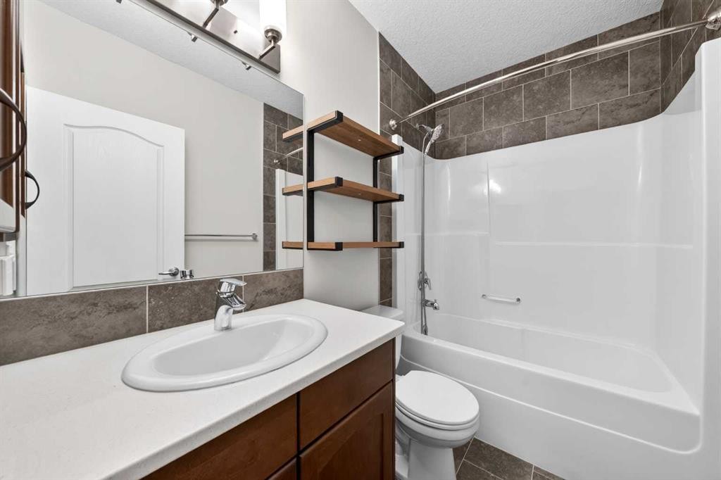 38 Evansfield Terrace Nw, Calgary, AB - Indoor Photo Showing Bathroom