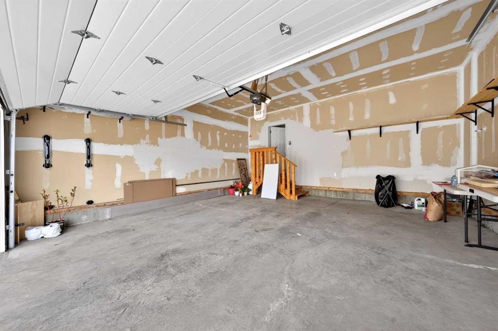 38 Evansfield Terrace Nw, Calgary, AB - Indoor Photo Showing Garage