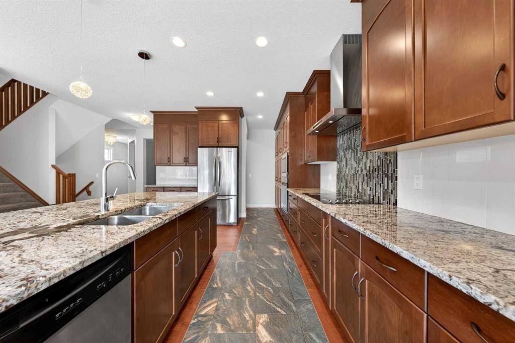 38 Evansfield Terrace Nw, Calgary, AB - Indoor Photo Showing Kitchen With Stainless Steel Kitchen With Double Sink With Upgraded Kitchen