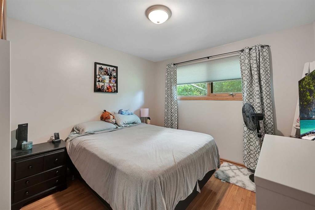 1415 Rosehill Drive Nw, Calgary, AB - Indoor Photo Showing Bedroom