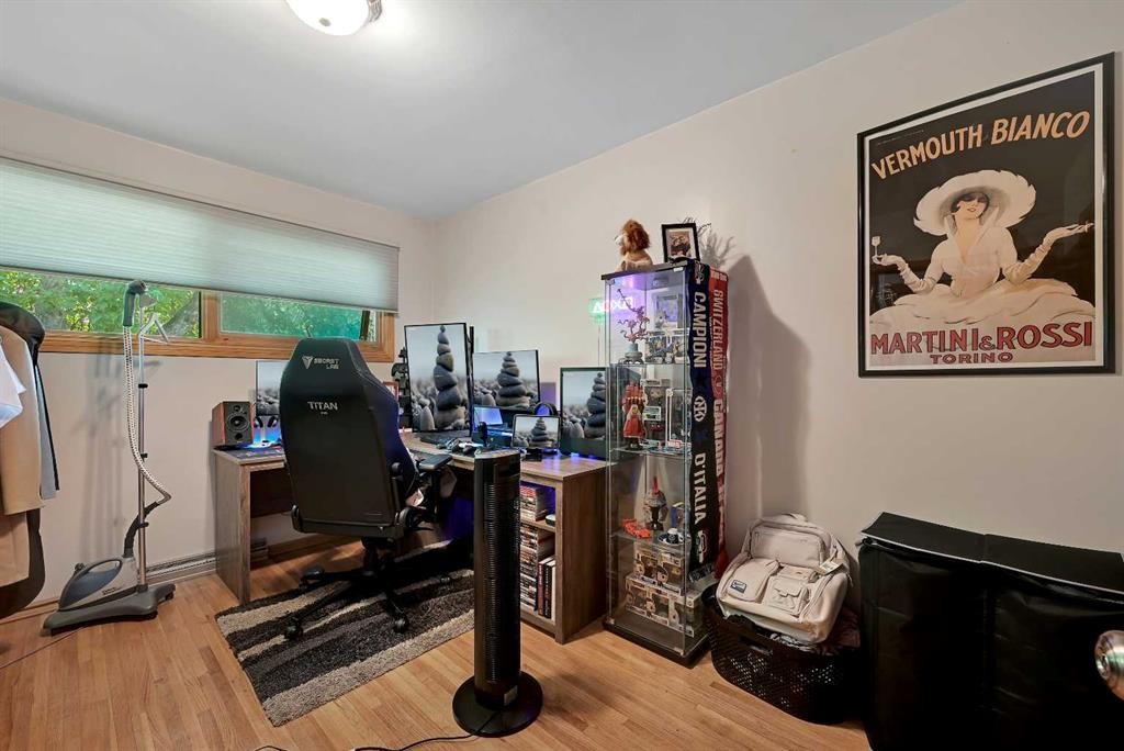 1415 Rosehill Drive Nw, Calgary, AB - Indoor Photo Showing Other Room