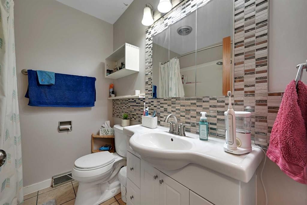 1415 Rosehill Drive Nw, Calgary, AB - Indoor Photo Showing Bathroom