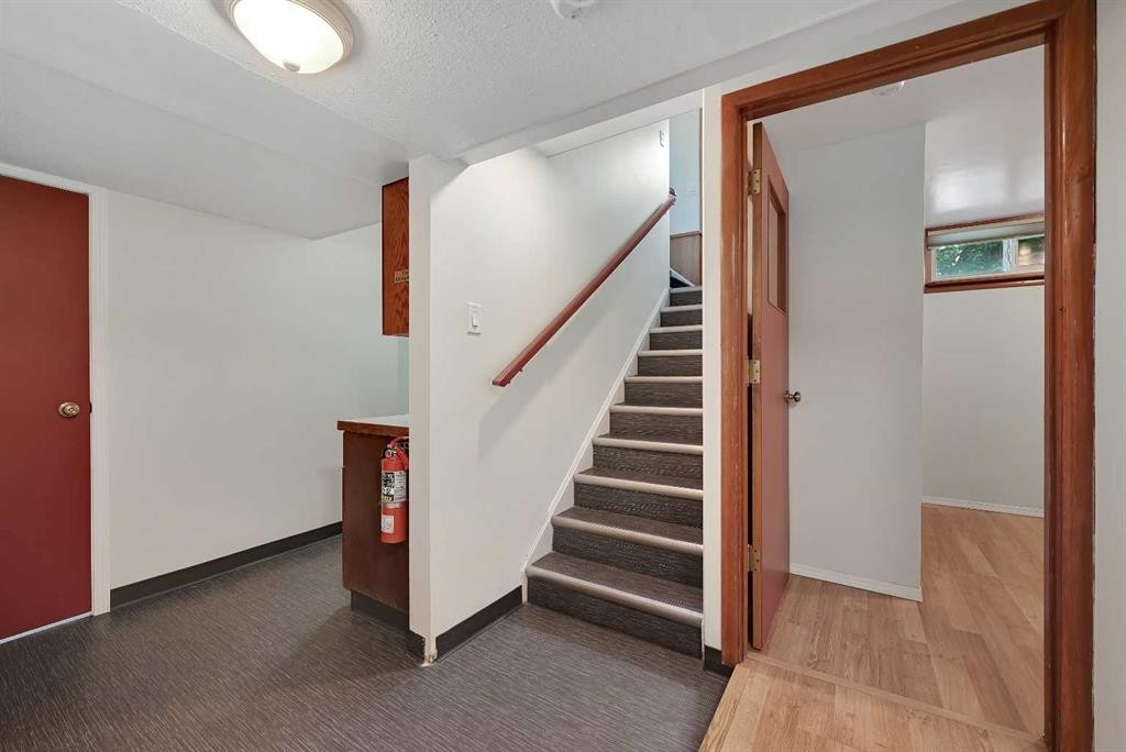 1415 Rosehill Drive Nw, Calgary, AB - Indoor Photo Showing Other Room