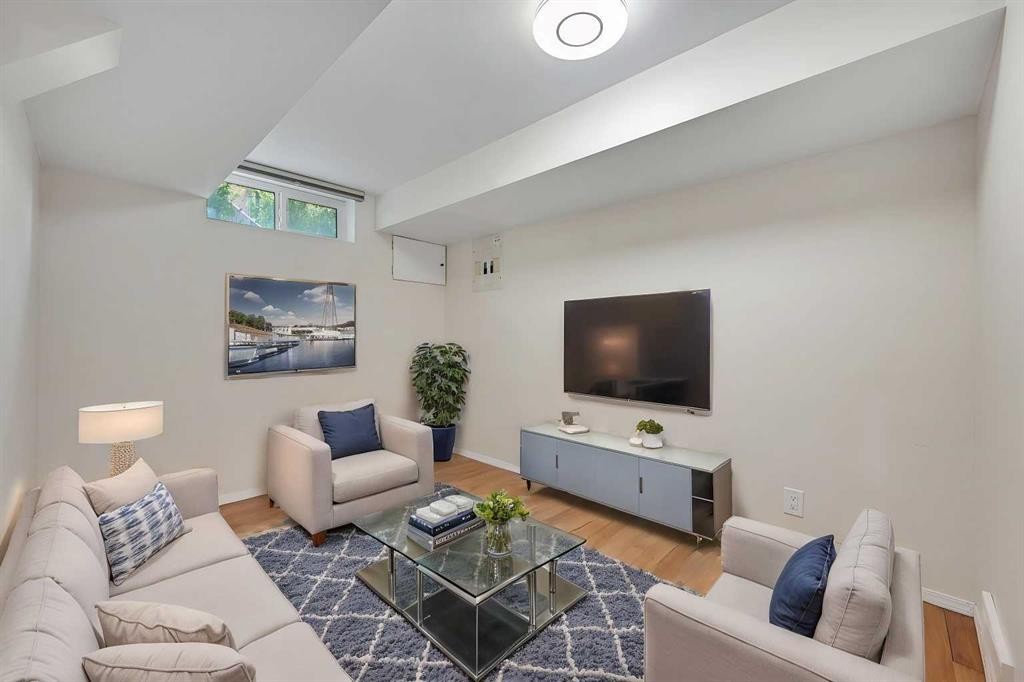 1415 Rosehill Drive Nw, Calgary, AB - Indoor Photo Showing Living Room
