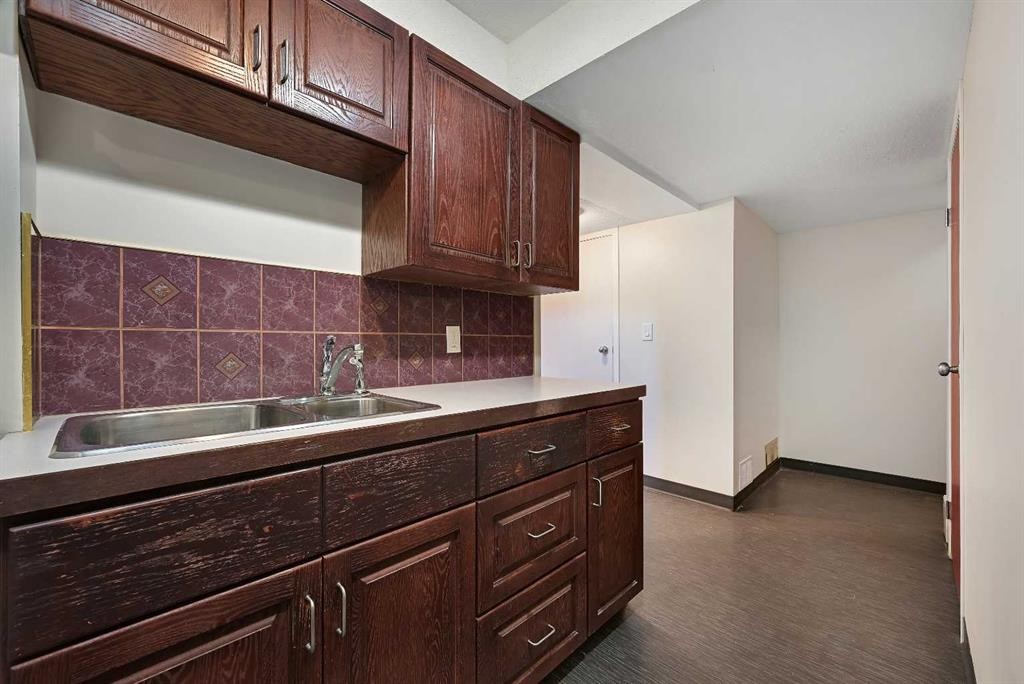 1415 Rosehill Drive Nw, Calgary, AB - Indoor Photo Showing Kitchen With Double Sink