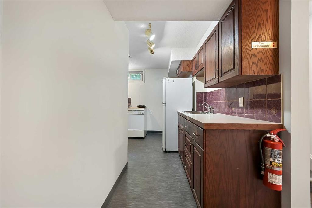 1415 Rosehill Drive Nw, Calgary, AB - Indoor Photo Showing Kitchen