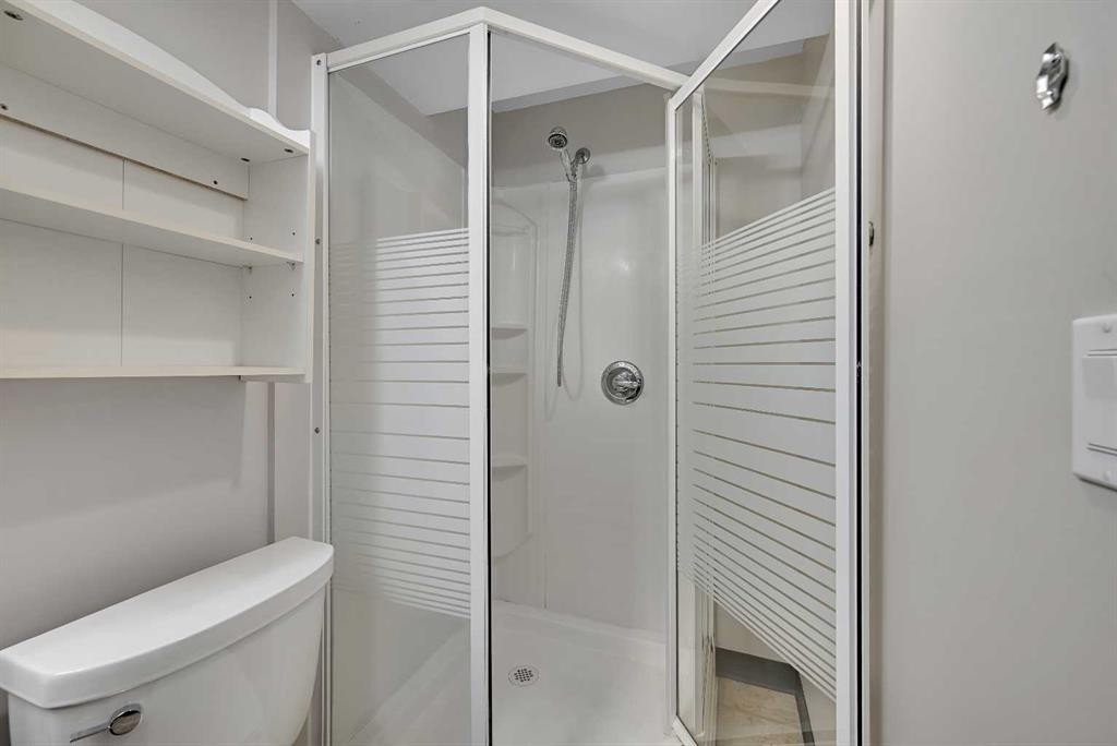 1415 Rosehill Drive Nw, Calgary, AB - Indoor Photo Showing Bathroom