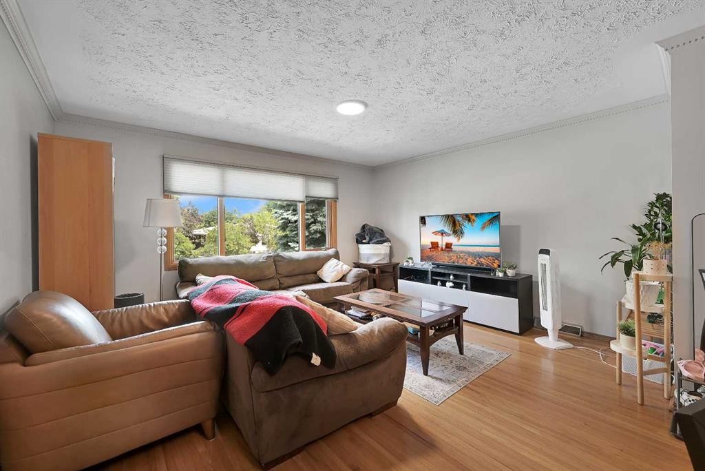 1415 Rosehill Drive Nw, Calgary, AB - Indoor Photo Showing Living Room