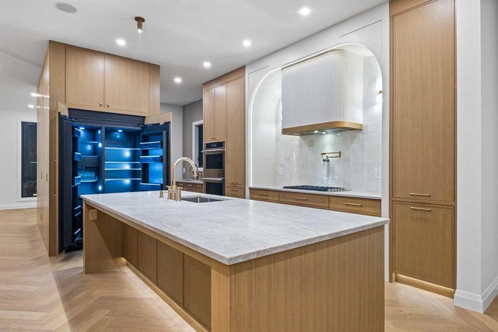 730 25 Avenue Nw, Calgary, AB - Indoor Photo Showing Kitchen