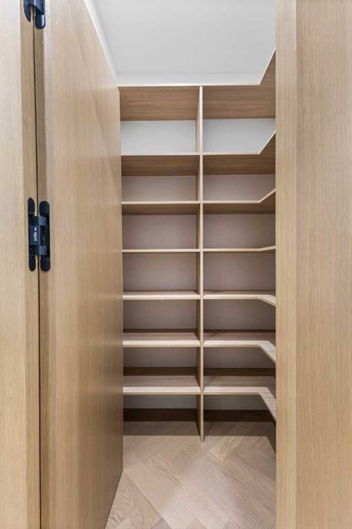 730 25 Avenue Nw, Calgary, AB - Indoor With Storage