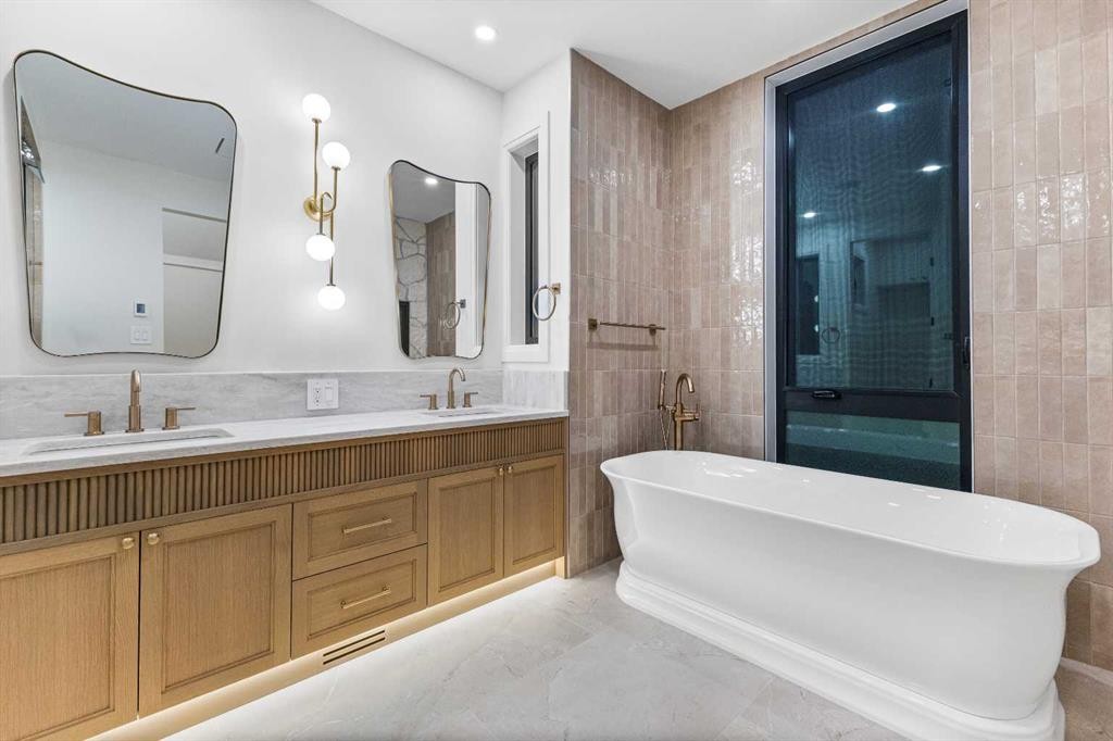 730 25 Avenue Nw, Calgary, AB - Indoor Photo Showing Bathroom
