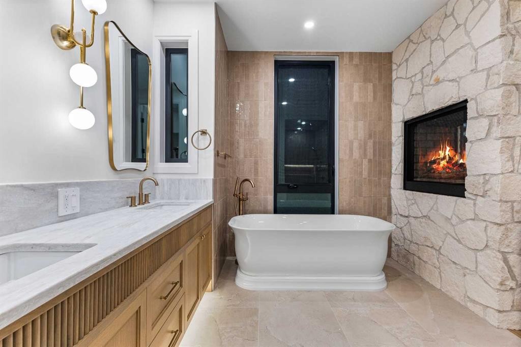 730 25 Avenue Nw, Calgary, AB - Indoor Photo Showing Bathroom