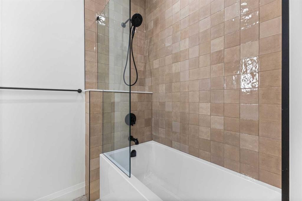 730 25 Avenue Nw, Calgary, AB - Indoor Photo Showing Bathroom