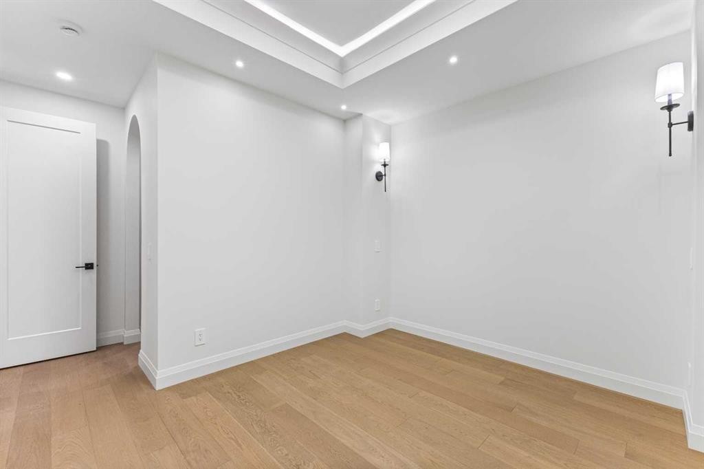730 25 Avenue Nw, Calgary, AB - Indoor Photo Showing Other Room