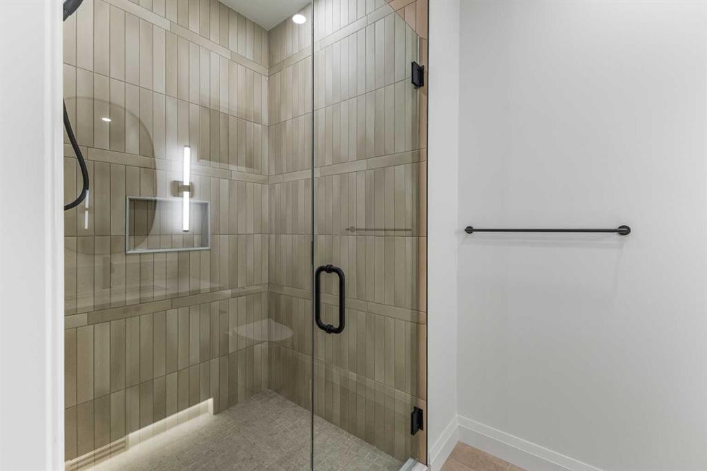 730 25 Avenue Nw, Calgary, AB - Indoor Photo Showing Bathroom