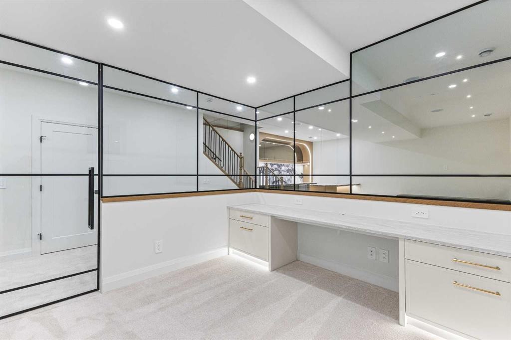 730 25 Avenue Nw, Calgary, AB - Indoor Photo Showing Other Room
