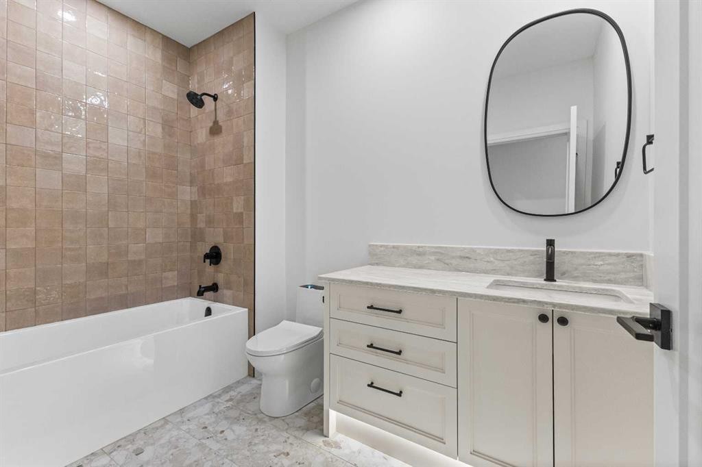 730 25 Avenue Nw, Calgary, AB - Indoor Photo Showing Bathroom