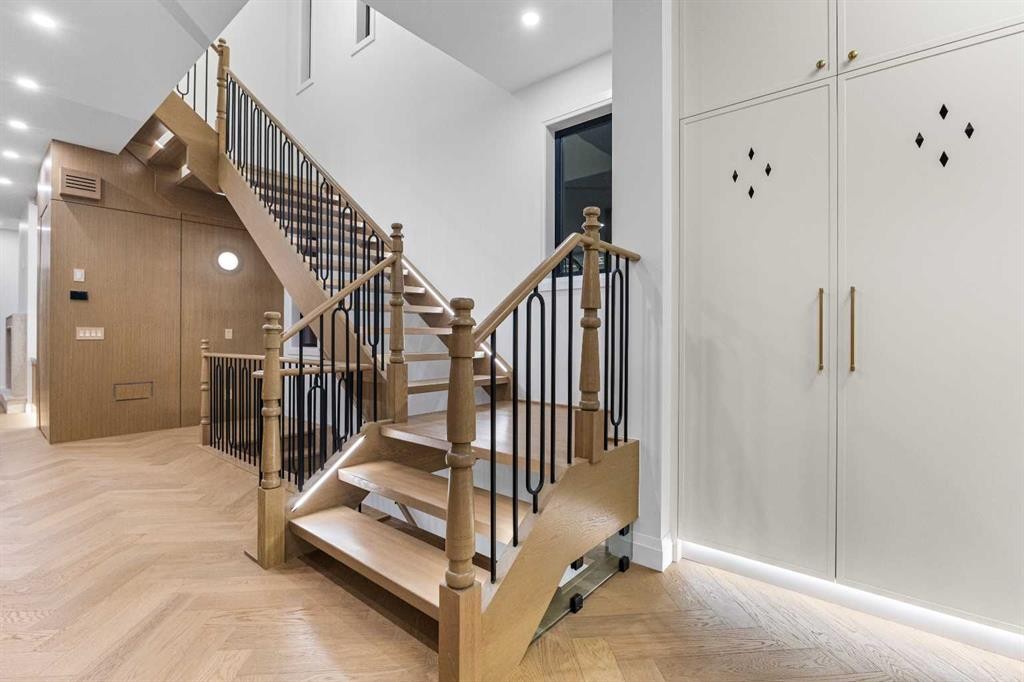 730 25 Avenue Nw, Calgary, AB - Indoor Photo Showing Other Room